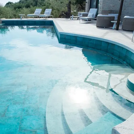 The Olive Retreat Pool Treehouse Sleeps 10 *