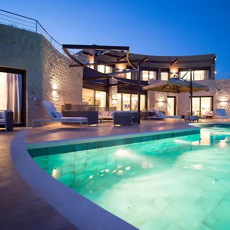 Villa Captivating 5br Pool Close Navarino Golf Tragána