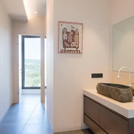 Villa Captivating 5br Pool Close Navarino Golf Tragána