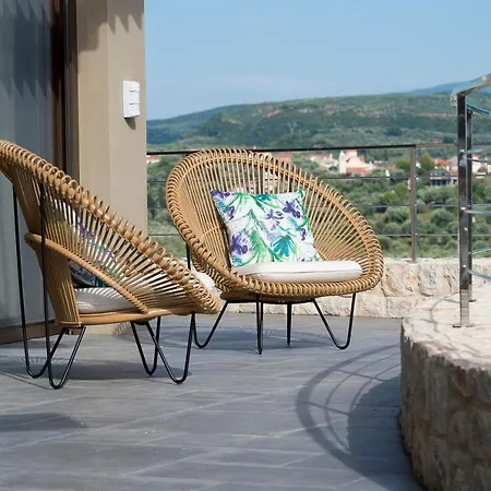 The Olive Retreat Pool Treehouse Sleeps 10 * Tragána