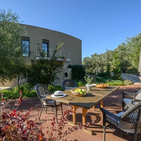 Villa Captivating 5br Pool Close Navarino Golf Tragána