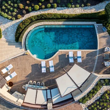 Villa Captivating 5br Pool Close Navarino Golf Tragána