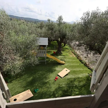 The Olive Retreat Pool Treehouse Sleeps 10 Vila *