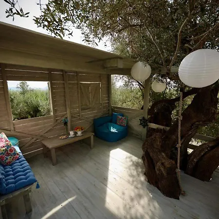 The Olive Retreat Pool Treehouse Sleeps 10 Vila *