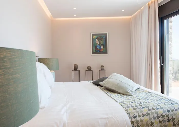 Villa Captivating 5br Pool Close Navarino Golf Tragána