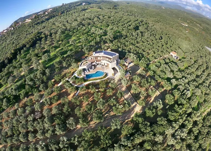 Captivating 5br Pool Close Navarino Golf 빌라